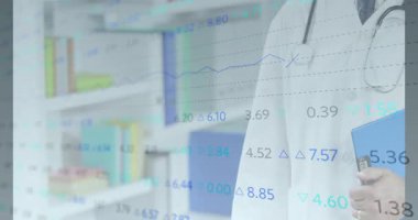 Doktor, klinikte akıllı telefon ve klasörü kaldırıyor, animasyon veri örtüsünü ve çizgi grafiklerini etkinleştiriyor. Tıbbi profesyonellik, sağlık, veri analizi, bilimsel, klinik, teknoloji, profesyonellik