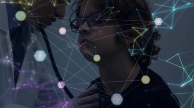 Erkek doktor muayene odasına giriyor ve hastanın kalp sağlığını kontrol etmek için steteskop takıyor. Sağlık, profesyonellik, klinik, tanı, tıp, danışmanlık, refah