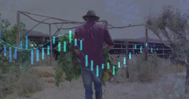 Çiftçi tozlu şeride giriyor, elinde yapraklı destelerle, hisse senedi tablosu gösteriyor ki mali büyüme var. Kırsal, tarım, çevre dostu, kırsal, yatırım, büyüme, sürdürülebilirlik