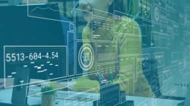 Animasyon veri panelleri analitiği güncellerken, kadın kulaklığı ayarlıyor ve destek çağrısı başlatıyor. İşbirliği, teknoloji, dijital, çalışma alanı, profesyonellik, iletişim, analitik