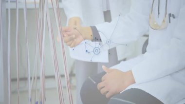 Kabloları ayarlayan ve ağ kaplamasının bozulmasına neden olan adam bu sırada laboratuvar meslektaşı bağlantıları analiz ediyor. Teknoloji, yenilik, işbirliği, araştırma, veri görselleştirme, bilimsel, modern