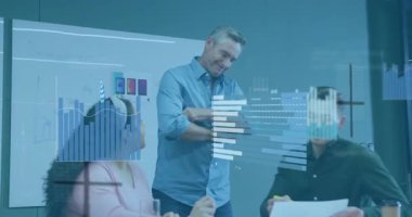 İşletme müdürü toplantıdaki çizelgelere işaret ediyor. Animasyon çizelgelerini inceleyen ekip fikir birliği sağlıyor. İşbirliği, yenilik, strateji, şirket, analiz, veri görselleştirme, profesyonellik