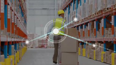 Depo işçisi paleti koridorda itiyor, şebeke haritalama raflarını ve kutuları örtüyor. Lojistik, bağlantı, sanayi, envanter, dağıtım, otomasyon, teknoloji