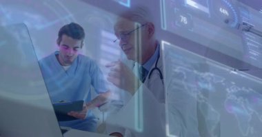 Dünya haritasını gösteren doktor, sağlık analizine yardımcı olarak güncellenen tıbbi çizelgeler. Sağlık, teknoloji, işbirliği, yenilik, görselleştirme, analiz, profesyonellik