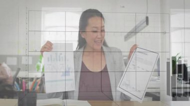 İş kadını çarşafları kaldırıyor, üst üste koymaya başlıyor ve finans eğilimlerini gösteren 3 boyutlu çubuk grafikleri büyüyor. Kurumsal, analitik, yenilik, profesyonel, büyüme, strateji, teknoloji