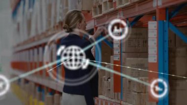 Depo yöneticisi yürüyor ve kutuya dokunuyor, rafları incelerken envanter kaplamasını çalıştırıyor. Lojistik, tedarik zinciri, dijital dönüşüm, sanayi, teknoloji, analitik, yönetim