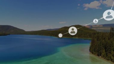 Dağ gölü üzerinde yüzen ilk çember ağı birbirine bağlayan ve görselleştiren düğümleri başlatıyor. Teknoloji, bağlantı, dijital, yenilik, soyut, geleceksel, veri