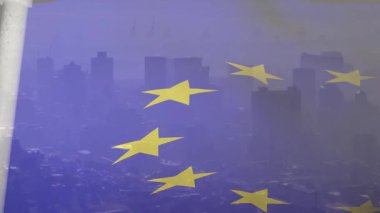 Hafif rüzgar, AB bayrağının ufuk çizgisinde dalgalanmasına, sarı yıldızların kaymasına ve dağılmasına neden oluyor. Vatanseverlik, milliyetçilik, açık hava, şehir, modern, dinamik, atmosfer