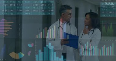 Kadın doktor elinde dosyalarla erkek doktora doğru yürüyor. Dosyalar üzerinde inceleme yapmak için. Tıbbi, işbirliği, veri, profesyonel, analiz, iletişim, görselleştirme