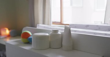 Yeni doğan bebek eşyaları ve teçhizatının videosu rafta duruyor. Yeni doğan ekipmanı, bebek konseptini dijital olarak üretilmiş video ile ilgilenmek.