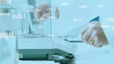 Laboratuvar araştırmacısı kaplamayı gösteren bir şişe yerleştiriyor sonra analiz için şırıngayla çiziyor. Kesinlik, bilimsel, analitik, teknoloji, araştırma, steril, laboratuvar