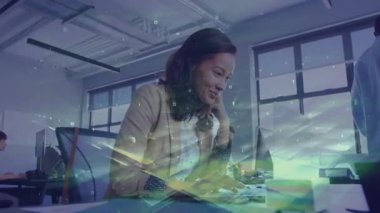 Bronz ceketli kadın masa başı cep telefonunu alıyor ve rapor yazarken veri akışı grafiklerini başlatıyor. İşbirliği, teknoloji, veri, iletişim, profesyonel, modern, takım çalışması