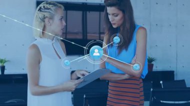 Dosyayı işaret eden ve belge bağlantılarını gösteren dijital ağı etkinleştiren iki ofis arkadaşı. İşbirliği, yenilik, teknoloji, iletişim, takım çalışması, dijital, modern