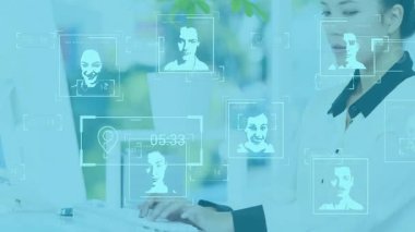 Analitik UI yazıp etkinleştiren kadın analist, yüz tanıma panellerini tarıyor sonra da UI kayboluyor. Teknoloji, yenilik, fütüristik, veri görselleştirme, kullanıcı arayüzü, dijital, çalışma alanı