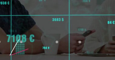 Meslektaşlar, saydam arka planda veri kaydıran telefonlar kaldırarak döviz grafiği büyümesini tetikliyor. İş, işbirliği, analitik, teknoloji, finans, yenilik, modern