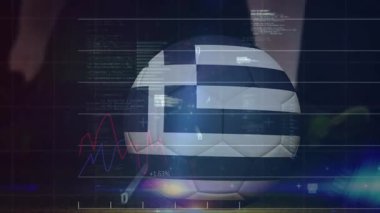 Yunan bayraklı futbol topunun attığı grafikler spor analitik entegrasyonunu gösteriyor. Teknoloji, spor, veri, görselleştirme, performans, stadyum, yarışma