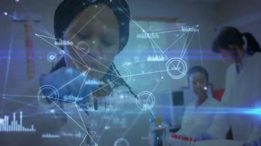 Kadın laboratuvar teknisyeninin sıvı çizdiğini gösteren açılış çekimi. Analiz için damlaları üstüste koyuyor. Araştırma, işbirliği, yenilik, bilimsel, araştırma temelli, yüksek teknoloji, tıbbi