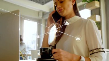 Kafedeki akıllı telefondan arayan kadın ağ oluşturmak için teknoloji ağı katmanına bağlanan ikonlar gösteriyor. Teknoloji, bağlantı, ağ, iletişim, kentsel, profesyonel, modern