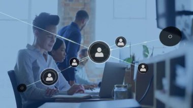 Ofiste yazan iş arkadaşları, ağ bağlantılarını görselleştiren üçüncü-saniyelik kullanıcı simgesi çemberleri başlatıyorlar. İşbirliği, takım çalışması, dijital, bağlantı, modern, profesyonel, teknoloji
