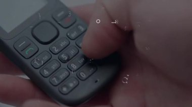Telefon klavyesindeki 405 koduna basan başparmak, kilit kilidini açan devrelerin içindeki rakamları eritiyor. Güvenlik, siber güvenlik, şifreleme, teknoloji, dijital, yenilik, koruma