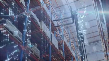 Forklift direği ve çatallar yükseldiğinde ve envanteri taradığında dijital akıntılar raflarda sürükleniyor. Sanayi, lojistik, otomasyon, teknoloji, depo, verimlilik, yüksek teknoloji
