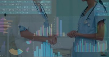 Tıbbi ekip hasta verilerini animasyon çizelgeleriyle inceleyerek, panoyu göstererek, gülümseyerek el sıkışıyor. Sağlık, işbirliği, teknoloji, profesyonellik, teşhis, tanı, takım çalışması