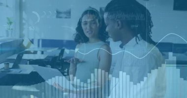 İş arkadaşları raporları gözden geçirir ve takım tartışması için iş çizelgelerini canlandırırken verileri takip ederler. İşbirliği, veri analizi, iş toplantısı, ofis çalışma alanı, dijital sunum, takım çalışması, profesyonel ortam