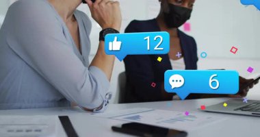 İki maskeli profesyonel akıllı telefonu işaret ediyor ve yüzen simgeleri gösteren pazarlama ölçümlerini gözden geçiriyorlar. Analizler, takım çalışması, strateji, veri, işbirliği, dijital, yenilik