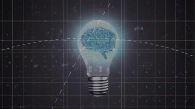Parlayan ampul mavi titreşiyor, beyin dönüşüne başlıyor, eğriyi süpürüyor ve bilim formüllerini gösteriyor. Yenilik, zeka, teknoloji, nörobilim, araştırma, fütüristik, devre