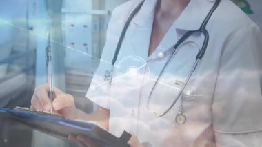 Tıbbi profesyonel hasta verileri panoya kaydediliyor ve veriler örtüşüyor ve gülümsüyor. Sağlık, profesyonel, teknoloji, tanı, denetim, klinik, sağlık