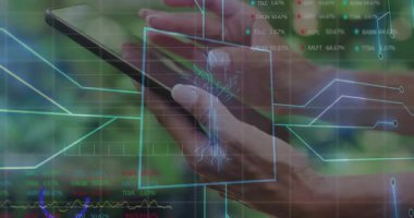 Elleri tablet tutan, neon hatları çizen, devreler yayan, analitik grafikler üreten bir kadın. Teknoloji, veri, yenilik, analitik, devre, dijital, fütürist