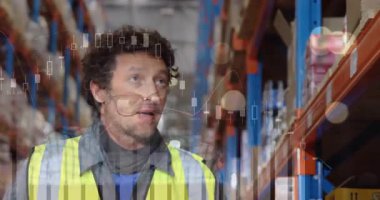 Şamdan çizelgelerinde lojistik işçisi envanter listesini okurken rafları tarıyor. Endüstriyel, analitik, üretkenlik, lojistik, teknoloji, verimlilik, denetim