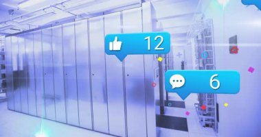 Veri merkezi koridoru açılıyor, tepki simgeleri kayboluyor, görselleştirilmiş çarpışma ortaya çıkıyor. Teknoloji, fütürizm, dijital, ağ, altyapı, yenilik, bağlantı