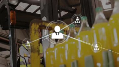 Depo forklift sürücüsü kontrolleri, envanter takibi için şişeleri birbirine bağlayan ağ simgeleri gibi sürüklüyor. Kargo, lojistik, sanayi, otomasyon, bağlantı, teknoloji, dağıtım