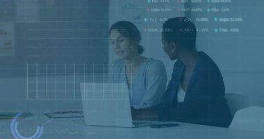 İki kadın iş görüşmesinde dizüstü bilgisayar açıyor, dizüstü bilgisayarı kapatmadan önce çizelgeleri takip ediyorlar. İşbirliği, analitik, sunum, takım çalışması, veri, profesyonel, kurumsal