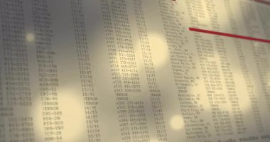 Bokeh, iki saniyelik bir geçişin ardından kırmızı çubuk şehir girişlerini aydınlatırken görüntülemeye doğru sürükleniyor. Soyut, fütürist, yüksek teknoloji, veri, arayüz, dijital, modern