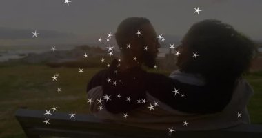 Teknisyen yıldızlar göl kenarındaki bank çiftinin üzerinde beliriyor, erkeklerin başını çevirip kadınlara sarılmasına neden oluyor. Romantizm, samimiyet, bağlantı, dinginlik, alacakaranlık, yansıma, şefkat