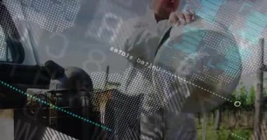 Portatif çalışma masasına adam yerleştirme cihazı yerleştiriliyor ve AR analitik arayüzü etkinleştiriliyor. Güçlendirilmişlik, yıpranabilir teknoloji, açık hava endüstrisi, dijital görselleştirme, teknik ekipman, yenilik, hassas tarım