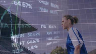 Dişi sporcu, pazar şamdan grafikleri zayıflarken hareketli bir duruş sergiliyor. Sonra koşuyor ve yavaşlıyor. Sporcu, spor, açık hava, stadyum, fitness, dijital, grafik