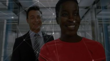 Kadın kurşun basamakları etkinleştirici ağ, çalışma arkadaşını çıkışa yönlendiren teknoloji cam koridorda üstüste biniyor. İşbirliği, yenilik, bağlantı, modern, profesyonel, dijital, fütüristik