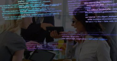 Meslektaşım kodları incelerken teknik ekip olarak telefon şifresi veriyor. İşbirliği, takım çalışması, yenilik, modern, dinamik, dijital, profesyonel