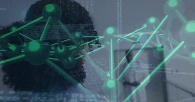 Koridorda duran kadın doktor moleküler kaplamayı etkinleştiriyor, meslektaşı daha yakından odaklanıyor. Tıbbi, işbirliği, yenilik, fütüristik, teknoloji, profesyonel, sağlık