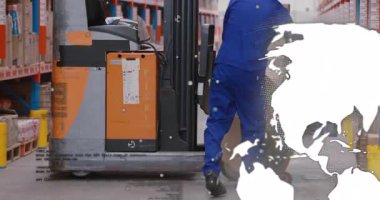 Depo işçisi, şeffaf küreyi takip ediyor, el arabası itiyor, kutuları stoklamak için rafa kaldırıyor. Endüstriyel, lojistik, verimlilik, organizasyon, güçlendirme, modernleşme, üretkenlik