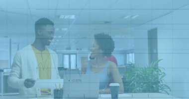 Erkek meslektaşım çalışma masasındaki kadına rapor getiriyor, iş ölçümlerini animasyonlu grafiklerle inceliyor. İşbirliği, takım çalışması, veri analizi, ofis ortamı, üretkenlik, iş büyümesi, modern çalışma alanı