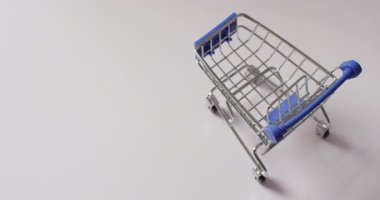 Beyaz arka planda fotokopi alanı olan boş alışveriş arabasının yüksek açılı görüntüsü. Alışveriş, satış ve perakende konsepti dijital olarak oluşturuldu.