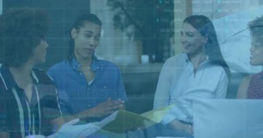 Ekip sarı klasörü veriyor ve lobide yüzen animasyon çizelgelerini inceliyor. İşbirliği, takım çalışması, modern ofis, tartışma, profesyonel, iş toplantısı, veri analizi