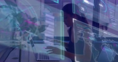 Akıllı telefona uzanan ve dizüstü bilgisayara geçen bir kadın güncelleme yaparken analitik verileri yazıyor. Profesyonel, dijital, modern, çalışma alanı, teknoloji, veri, analiz