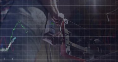 Erkek teknisyen atölyedeki zımpara makinesini ayarlıyor. Bu da veri çizgilerini ve yüzdeleri gösteriyor. Sanayi, makine, analitik, imalat, üretkenlik, teknoloji, mühendislik