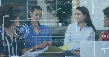 Dosyayı alan adam, ofis incelemesi için sayfalara işaret eden arkadaş dizüstü bilgisayar ve el çırpıyor. İşbirliği, takım çalışması, profesyonel, tartışma, beyin fırtınası, modern, ilişkisel