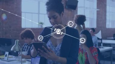 İş kadını tablet içeriğini kaydırıyor ve içgörü açmak için animasyon veri ağı oluşturuyor. İşbirliği, yenilik, dijital, ağ oluşturma, takım çalışması, modernite, analitik